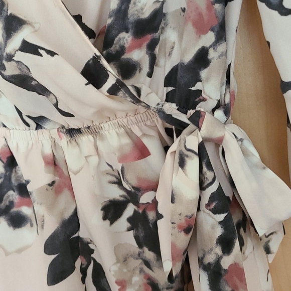 Floral wrap romper - Picture 2 of 3
